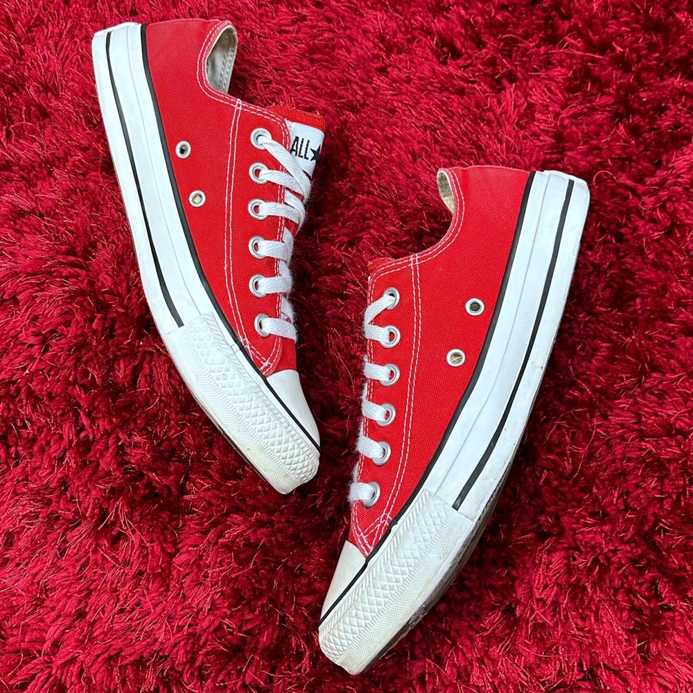 Converse Chuck Taylor All Stars Red Low Top Canvas 
Women’s 7.5, Men’s 5.5
